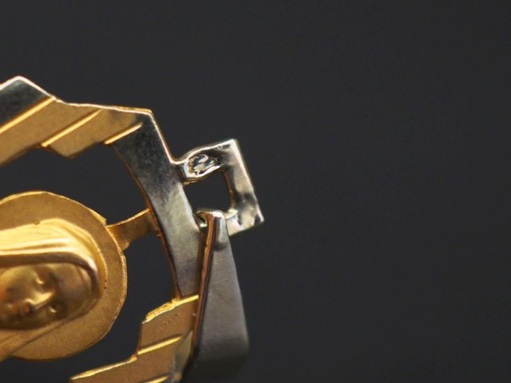 Médaille religieuse ajourée de style Art déco trois tons d’or, figuran