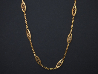 Vente aux enchères Chaine en or jaune, maille forçat, à décor de maillons ovales filigran