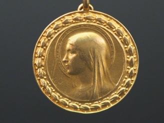 Vente aux enchères Médaille religieuse en or jaune, figurant la Sainte  Vierge de profil.