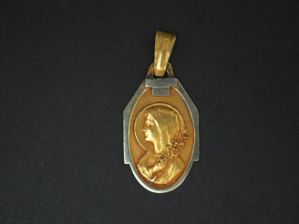 Vente aux enchères 	Médaille religieuse deux tons d’or de style Art déco,  figurant la Sa