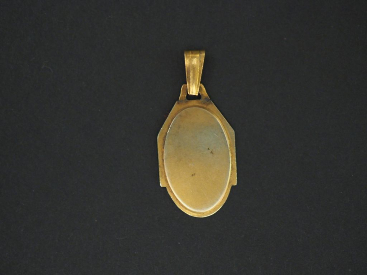 	Médaille religieuse deux tons d’or de style Art déco,  figurant la Sa