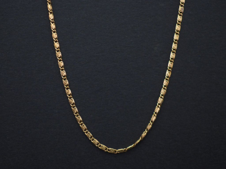 Vente aux enchères 	Chaine en or jaune, à décor de grecques. Long. 51 cm Poids. 3,26 g