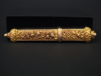 Vente aux enchères Etui à aiguilles en or jaune, à décor de fleurs. Long. 7,7 cm Poids. 4