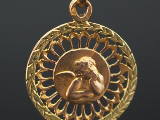 Vente aux enchères Petite médaille religieuse en or jaune ajouré, à  décor d’un angelot. 