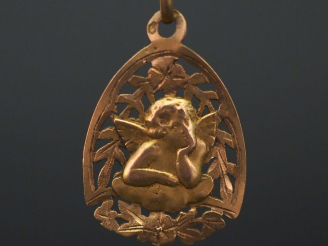 Vente aux enchères Médaille religieuse en or jaune, à décor ajouré de  branchages fleuris