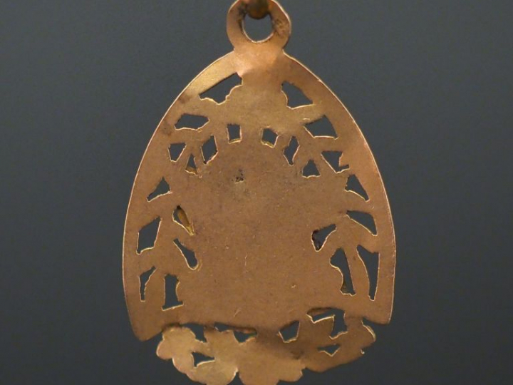Médaille religieuse en or jaune, à décor ajouré de  branchages fleuris