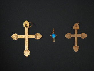 Vente aux enchères Ensemble comprenant : - un pendentif en forme de croix en or jaune,  à