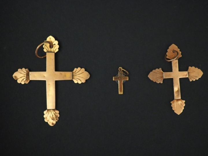 Ensemble comprenant : - un pendentif en forme de croix en or jaune,  à