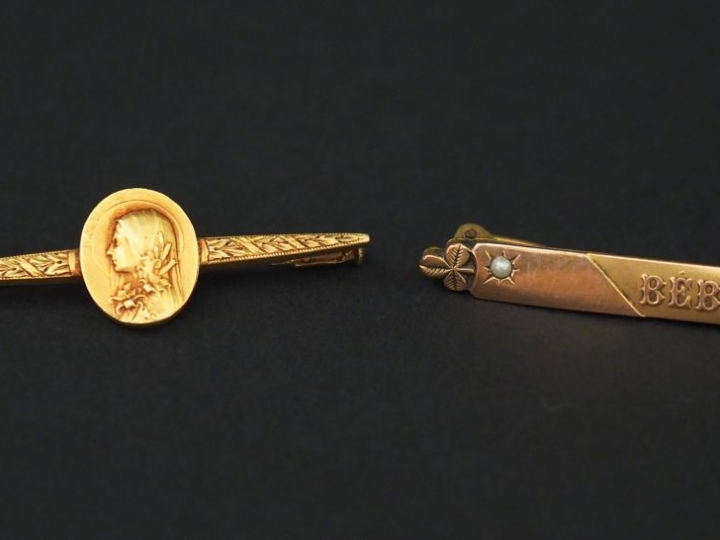 Broche barrette en or jaune 14K, à décor de  feuillage et de jeune fem
