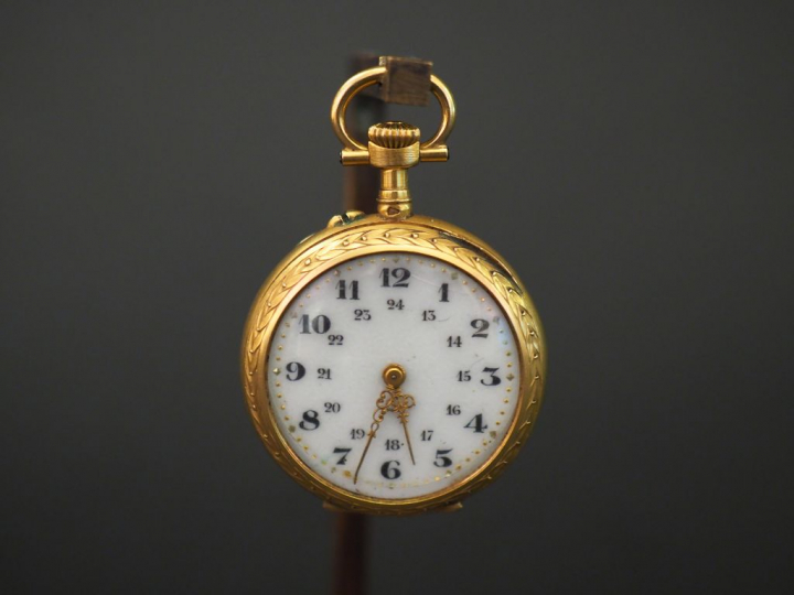Montre de col de style Louis XVI en or jaune. Cadran à chiffres arabes