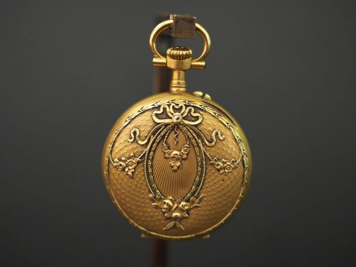 Montre de col de style Louis XVI en or jaune. Cadran à chiffres arabes