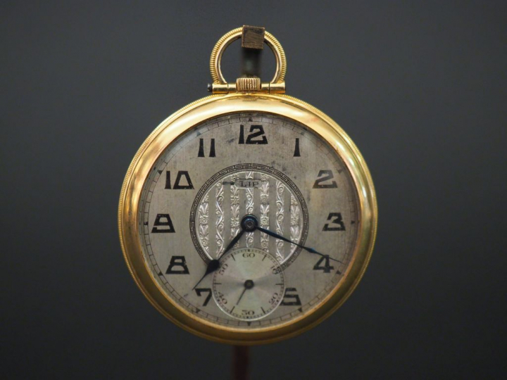 LIP Montre de gousset en or jaune. Cadran rond à chiffres arabes pour 
