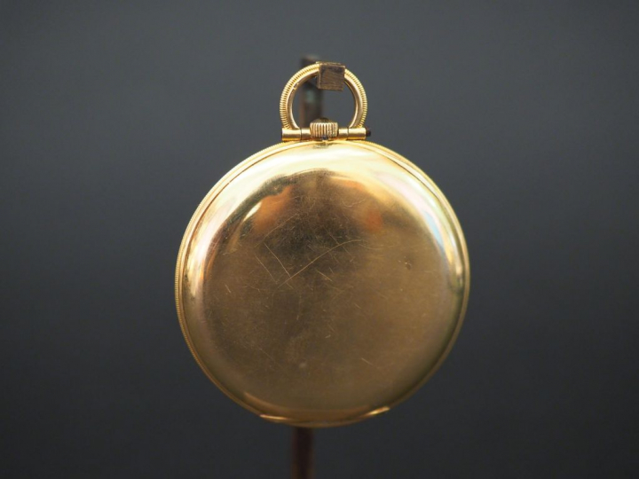LIP Montre de gousset en or jaune. Cadran rond à chiffres arabes pour 