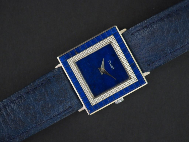 	PIAGET Montre bracelet de dame en or gris et lapis lazuli. Cadran car