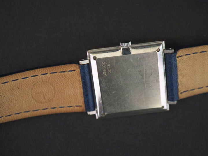 	PIAGET Montre bracelet de dame en or gris et lapis lazuli. Cadran car