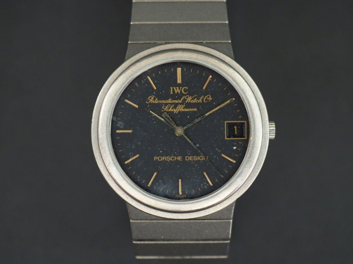 IWC, Porsche Design Montre bracelet en métal. Cadran rond à index bâto