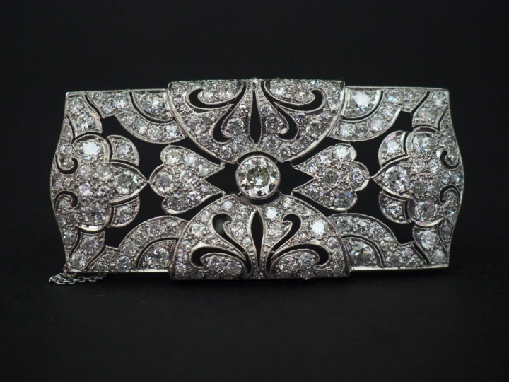 Broche Art déco en platine et or blanc,  sertie de  diamants taille an