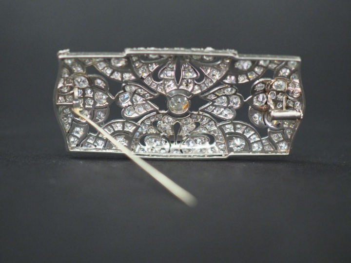 Broche Art déco en platine et or blanc,  sertie de  diamants taille an