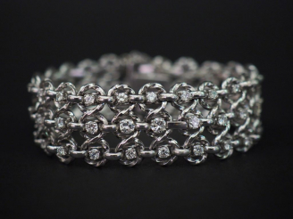 Vente aux enchères 	Bracelet manchette en or blanc, maille plate et souple composée de ma