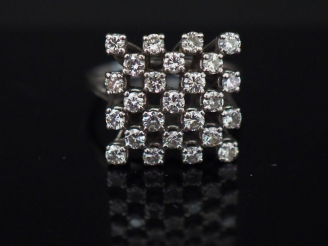 Vente aux enchères 	Bague moderne en platine et or blanc de forme carrée, sertie de vingt
