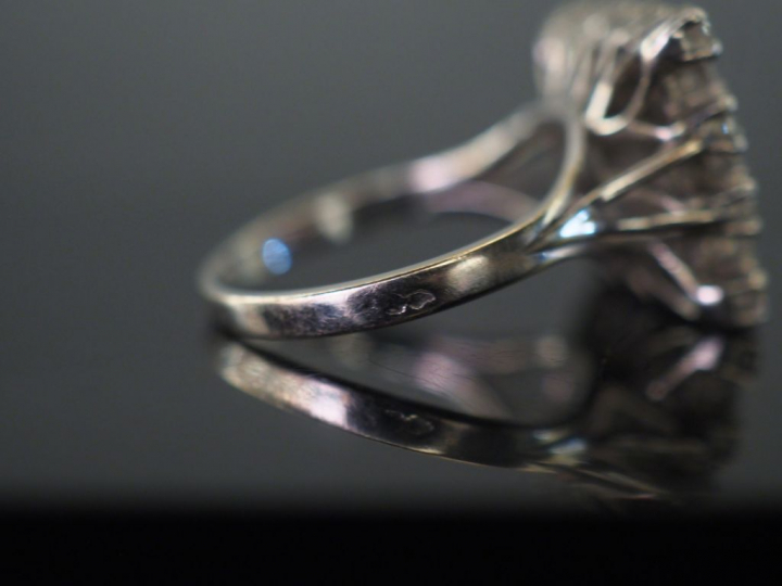 	Bague moderne en platine et or blanc de forme carrée, sertie de vingt