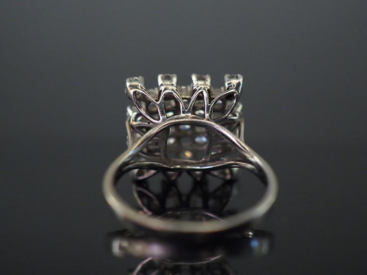 	Bague moderne en platine et or blanc de forme carrée, sertie de vingt