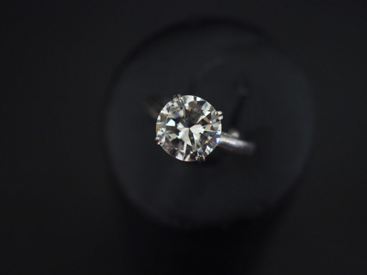 Bague solitaire en platine, sertie d'un diamant taille brillant de 3,4