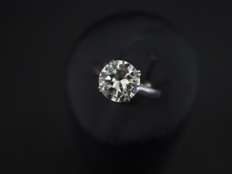 Vente aux enchères Bague solitaire en platine, sertie d'un diamant taille brillant de 3,4