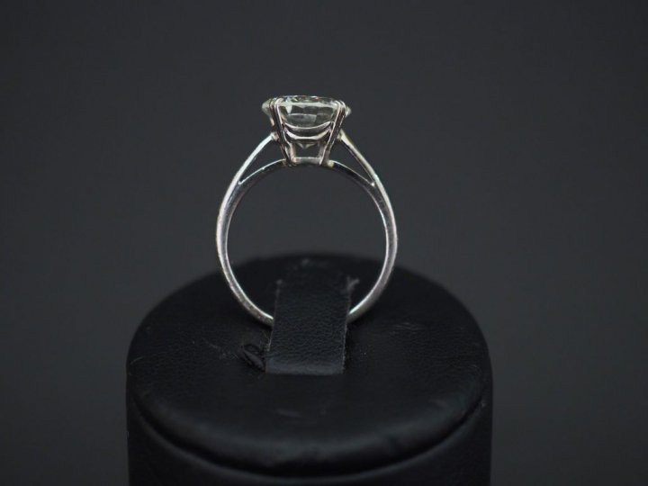 Bague solitaire en platine, sertie d'un diamant taille brillant de 3,4