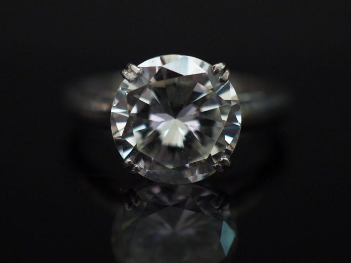 Bague solitaire en platine, sertie d'un diamant taille brillant de 3,4