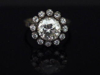 Vente aux enchères Bague marguerite en or blanc, sertie en son centre d’un diamant taille