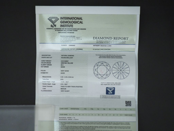 	Diamant sur papier « Greyish yellow » de 0,33 ct-SI2.  Avec son certi