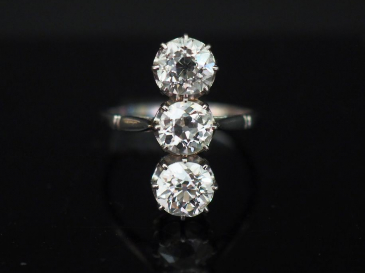 	Bague marquise en platine, sertie de trois  diamants taille ancienne 