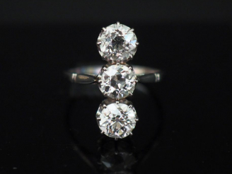 Vente aux enchères 	Bague marquise en platine, sertie de trois  diamants taille ancienne 