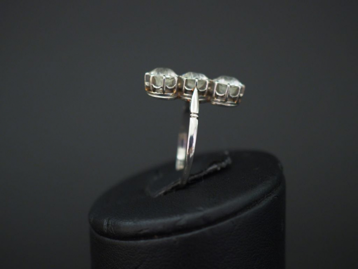 	Bague marquise en platine, sertie de trois  diamants taille ancienne 