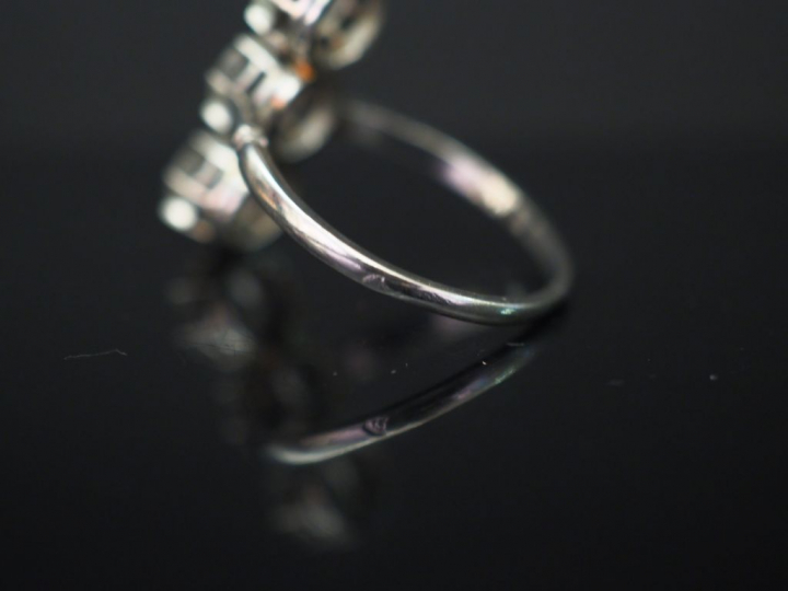 	Bague marquise en platine, sertie de trois  diamants taille ancienne 