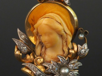 Vente aux enchères Pendentif Napoléon III en or jaune, ivoirine, diamants et perles figur
