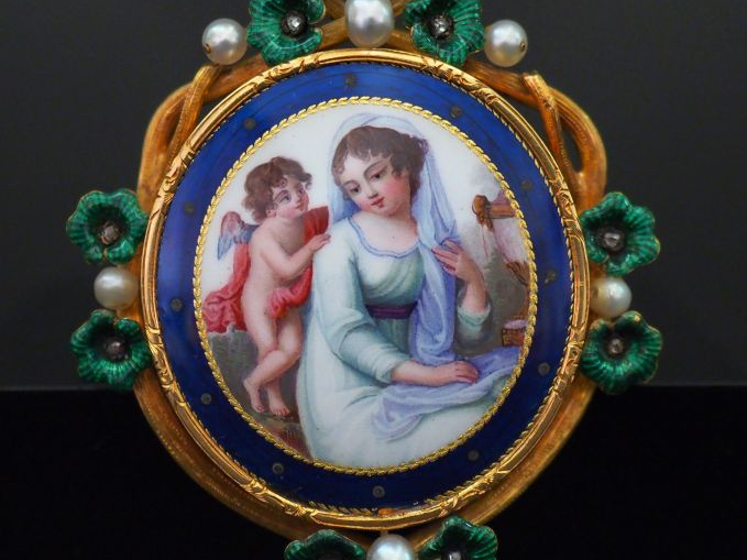Broche Napoléon III de style Louis XVI en or jaune, ornée en son centr