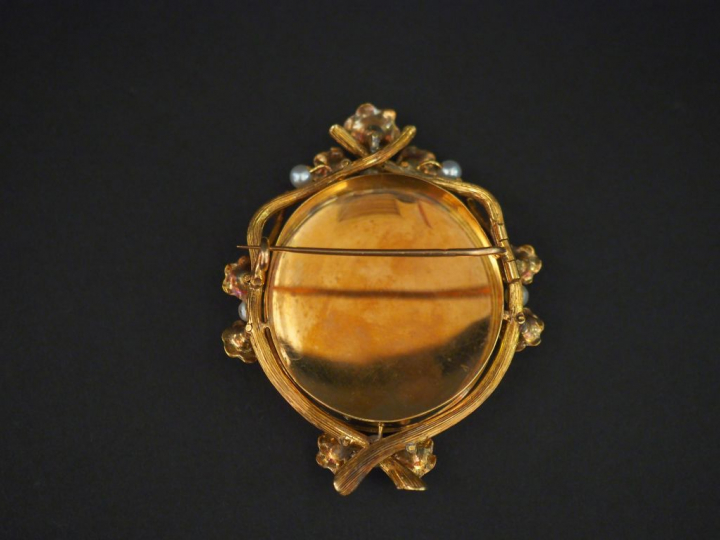Broche Napoléon III de style Louis XVI en or jaune, ornée en son centr