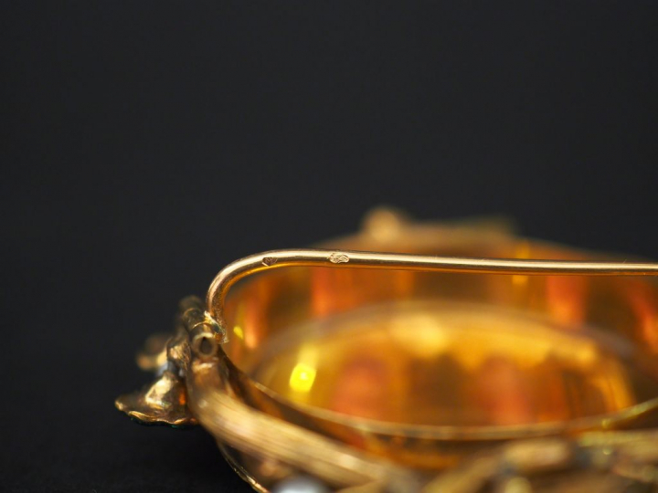 Broche Napoléon III de style Louis XVI en or jaune, ornée en son centr