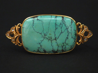Vente aux enchères Broche en or jaune, sertie en son centre d’un turquoise en cabochon. L