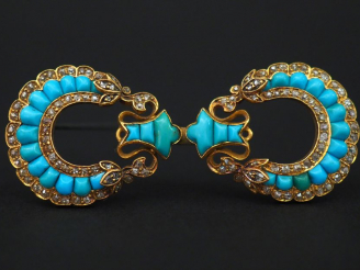 Vente aux enchères Broche en or jaune, formée de deux motifs identiques sertis de turquoi