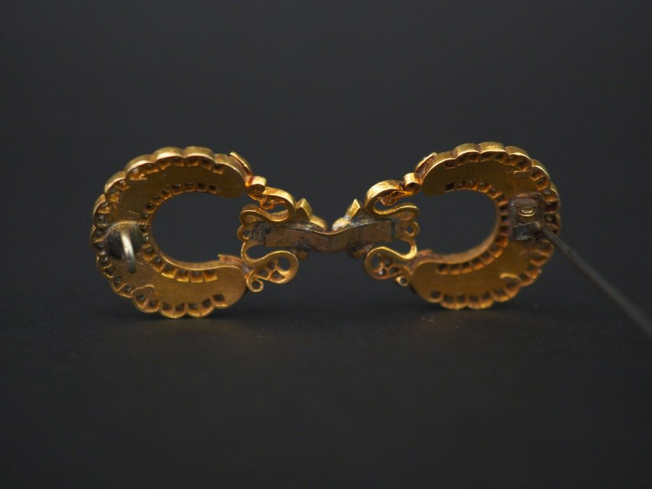 Broche en or jaune, formée de deux motifs identiques sertis de turquoi