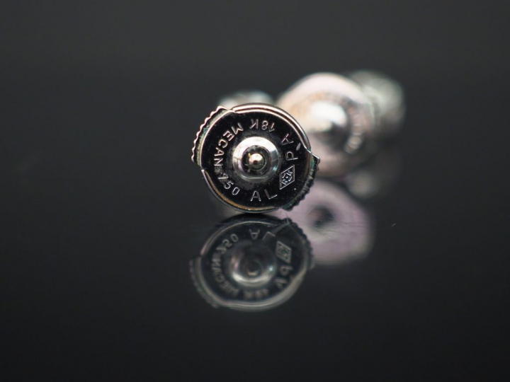 Paire de puces d’oreilles en or blanc, serties d’un diamant taille anc