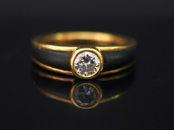 MAUBOUSSIN  Bague jonc, modèle Nadia, en or jaune, sertie en son centr