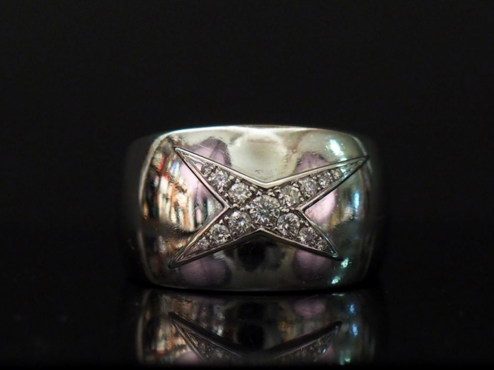 MAUBOUSSIN. Bague jonc en or blanc, à décor d'une étoile sertie de pet