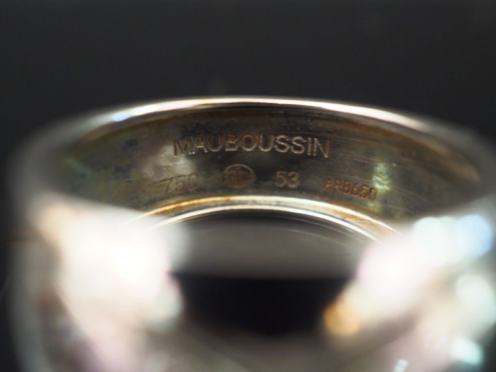 MAUBOUSSIN. Bague jonc en or blanc, à décor d'une étoile sertie de pet