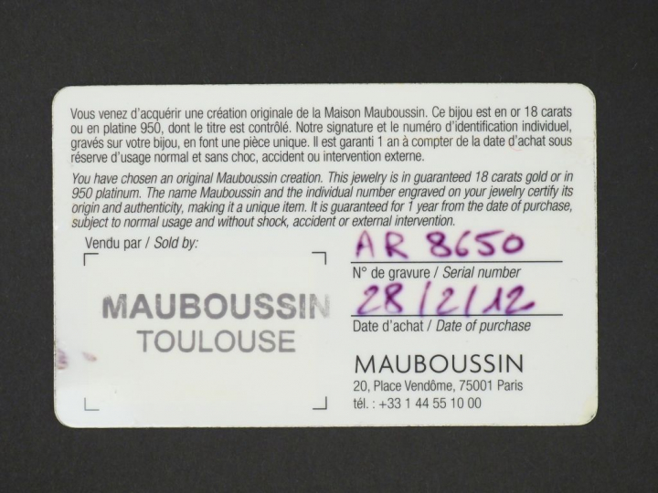 MAUBOUSSIN. Bague jonc en or blanc, à décor d'une étoile sertie de pet