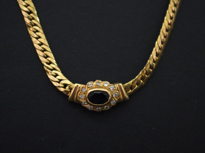 Collier souple en or jaune, maille plate anglaise, orné en son centre 