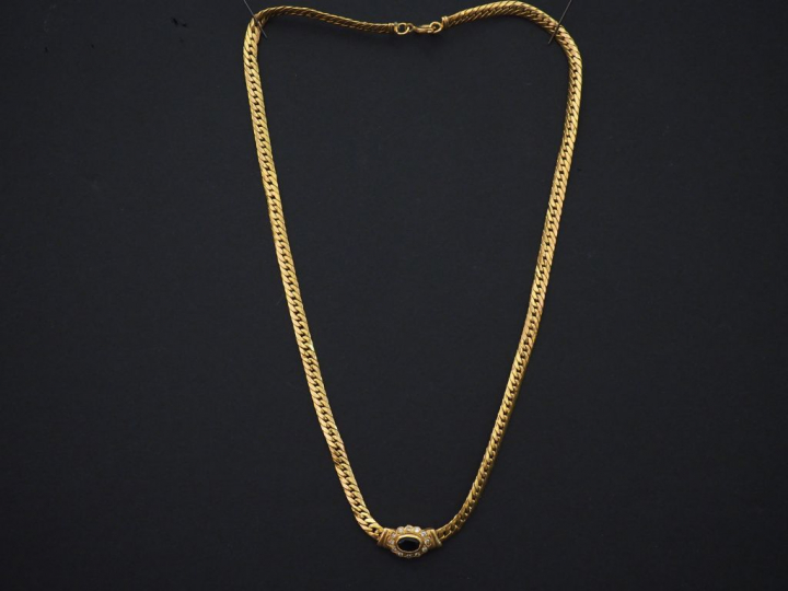 Collier souple en or jaune, maille plate anglaise, orné en son centre 